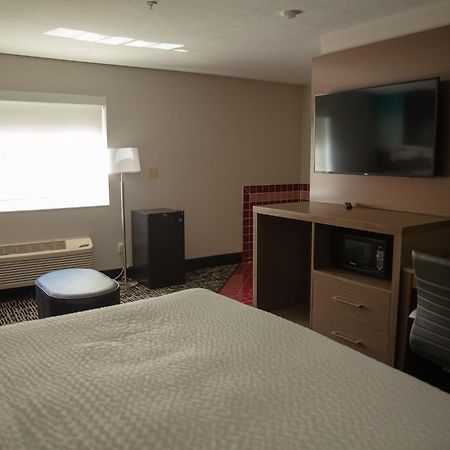 Clarion Pointe Indianapolis Airport Hotel Plainfield Room photo
