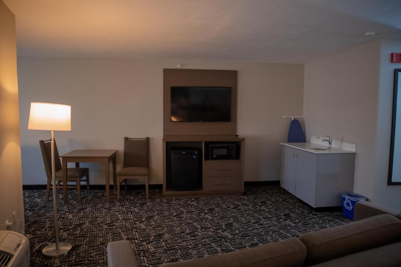 Clarion Pointe Indianapolis Airport Hotel Plainfield Exterior photo