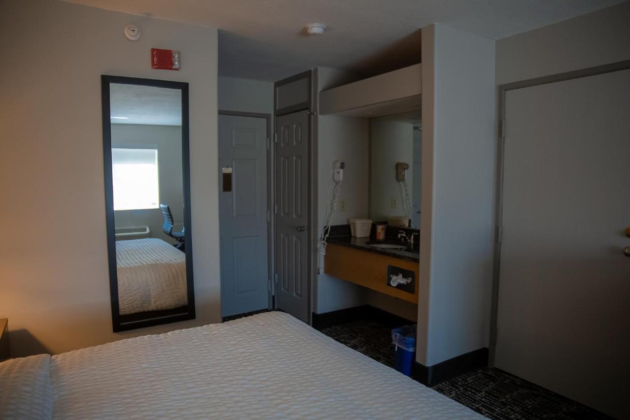 Clarion Pointe Indianapolis Airport Hotel Plainfield Exterior photo