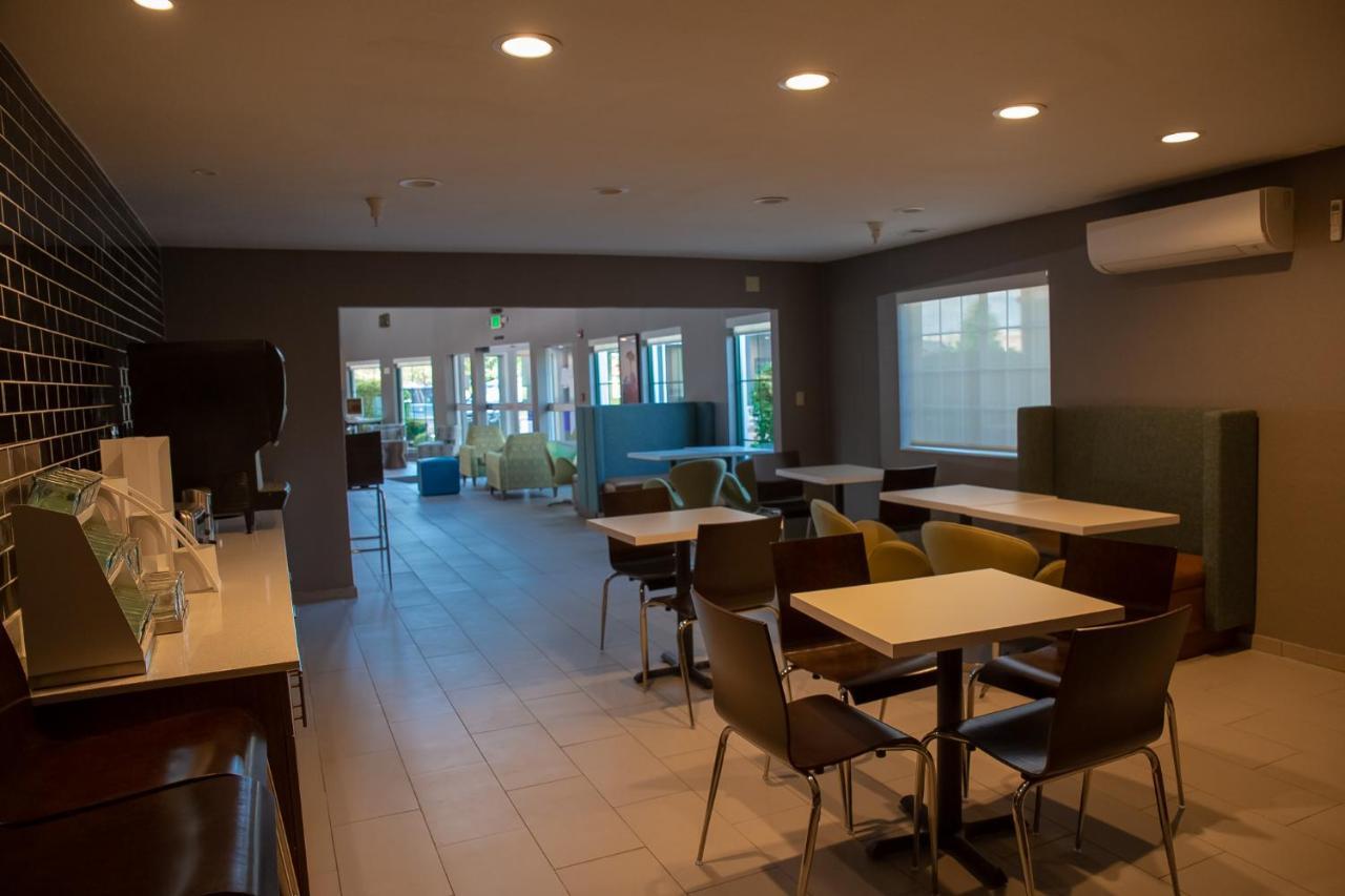 Clarion Pointe Indianapolis Airport Hotel Plainfield Exterior photo