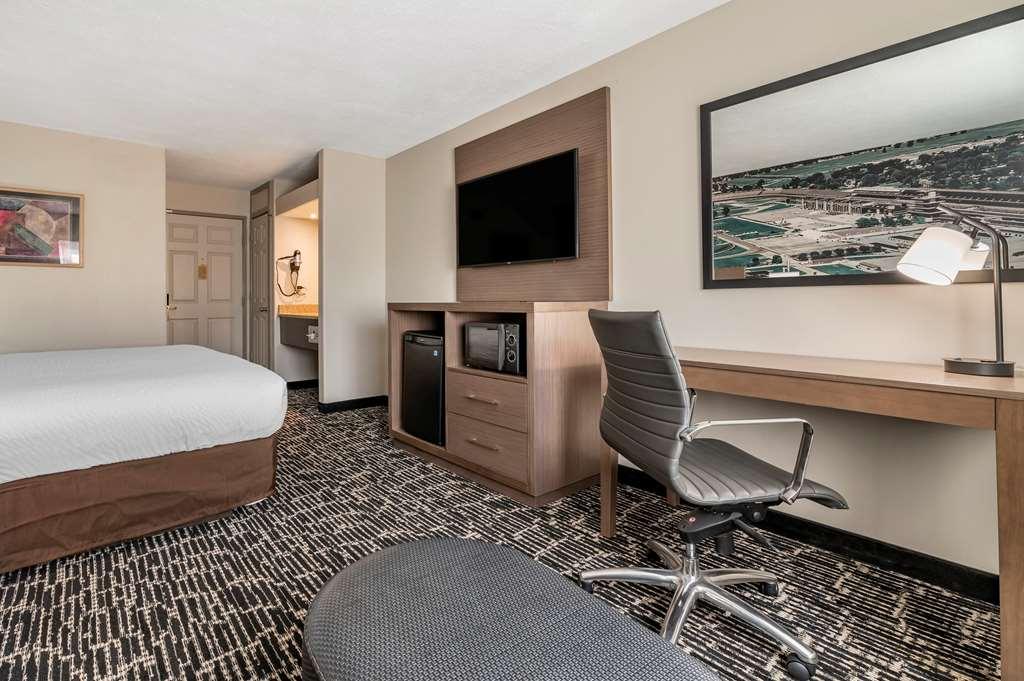 Clarion Pointe Indianapolis Airport Hotel Plainfield Room photo