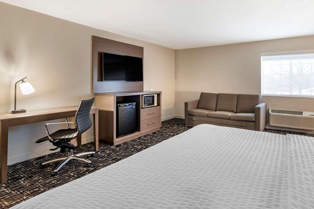 Clarion Pointe Indianapolis Airport Hotel Plainfield Room photo