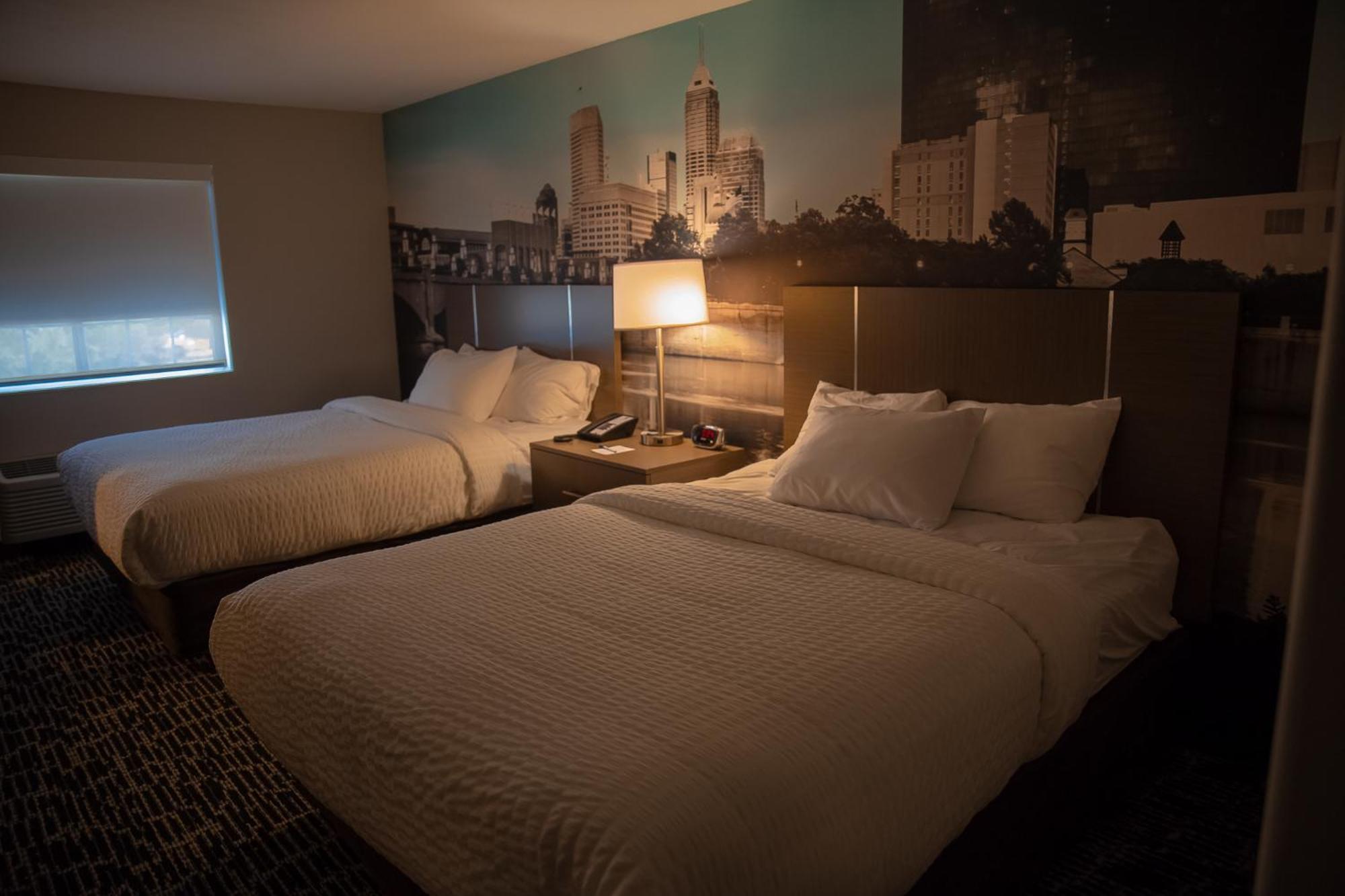 Clarion Pointe Indianapolis Airport Hotel Plainfield Room photo