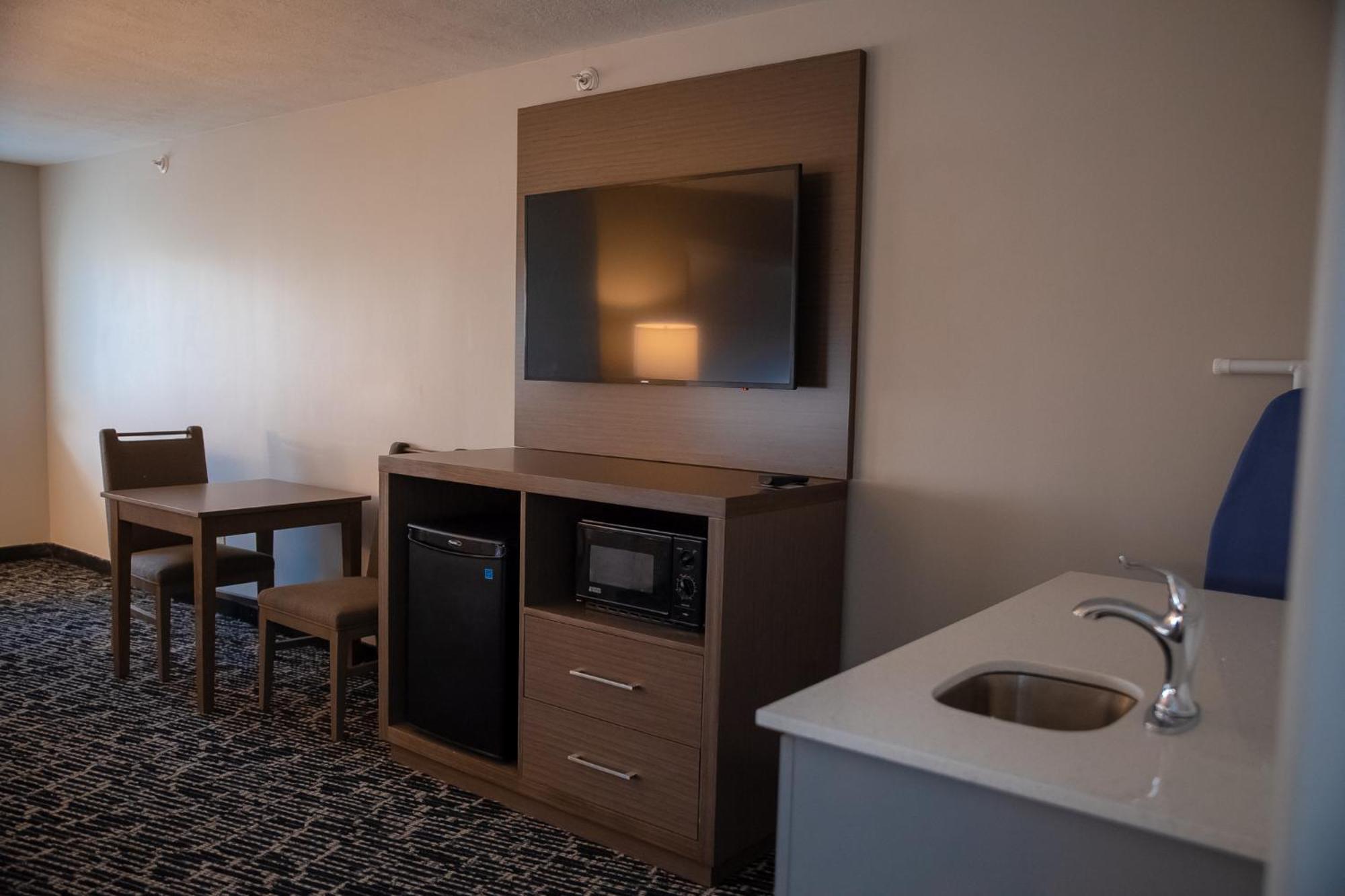 Clarion Pointe Indianapolis Airport Hotel Plainfield Room photo